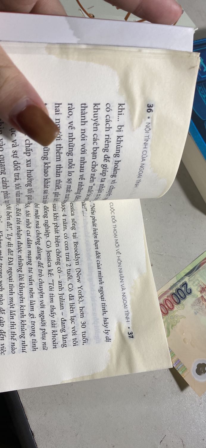 Rất bực mình vì Tiki không gói hàng cẩn thận. Bọc mỗi hộp và sách không thèm bọc thêm túi. Dính trời mưa cái là ướt thấm cả hộp lẫn sách. Làm ăn không có tâm gì cả, giao hàng thì chậm !