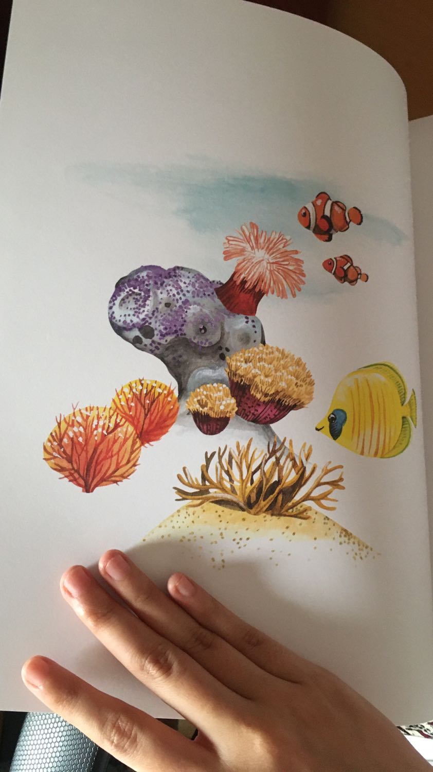 Sách đẹp lắm, bìa cứng màu in sặc sỡ, song ngữ cực thú vị. Người lớn hay trẻ em đọc đều mê. Bố mẹ đọc với con là nhất đó.