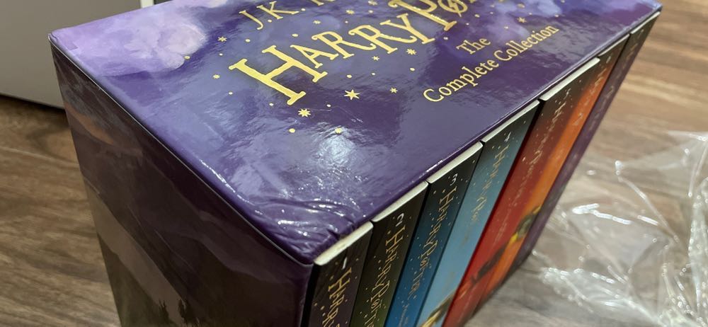 Sách rất đẹp, mới tinh, nội dung thì miễn bàn rồi, màu sách rất xinh box cũng thế, nhìn là u mê lun nha
Nhưng mà bên Tiki cần đóng gói kĩ hơn, 3 ảnh sau của mik là box bị df khá nhiều, may mà sách ko sao vì mik vốn cực kì giữ sách. Theo mik thấy thì tiki chỉ cho một hộp các-tông bên ngoài, băng dính khá lỏng và hộp to hơn hàng bên trong khá nhiều, mà bên trong thì ko chèn thêm gì nên đồ bên trong cứ thế lăn lóc lúc vận chuyển:)
Tóm lại là mik góp ý Tiki nên chèn thêm bọc chống sốc hoặc j đó để cố định đồ bên trong, và thùng(hộp) bên ngoài thì nên dùng loại cứng hơn và dán băng dính kĩ hơn để tránh df những đồ dễ hỏng như truyện, sách
Tạm thời cho 4 sao, 1 sao trừ vì cách đóng gói ạ