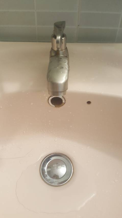 Tôi mua & nhận vòi nước ngày 27/05/2023, dùng được hơn 01 tháng thì nay bị rỉ nước, nhìn hình ảnh đính kèm là nước trong lavabo do vòi chảy rỉ nước mà ra.
Đồ rởm!