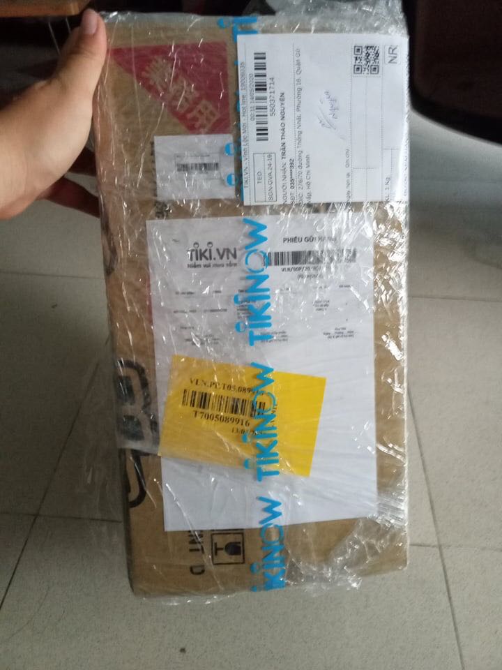 Thích bình pha cold brew của Hario đã lâu nhưng nhân dịp khuyến mãi mới dám mua.
Gói hàng chuyển đến tay đóng gói rất cẩn thận, chắc do là hàng dễ vỡ nên shop quấn mấy lớp chống sốc lận.
Người con gái hí hửng thử ủ ngay mẻ cafe cold brew đầu tay. Kết quả màu quá xuất sắc, vị hơi nhạt do chưa cân đúng định lượng ? lưới lọc siêu chuẩn, không để lọt hạt cafe nào. 
Trời nóng nhâm nhi tách cafe lạnh ta nói không còn gì bằng ❄️