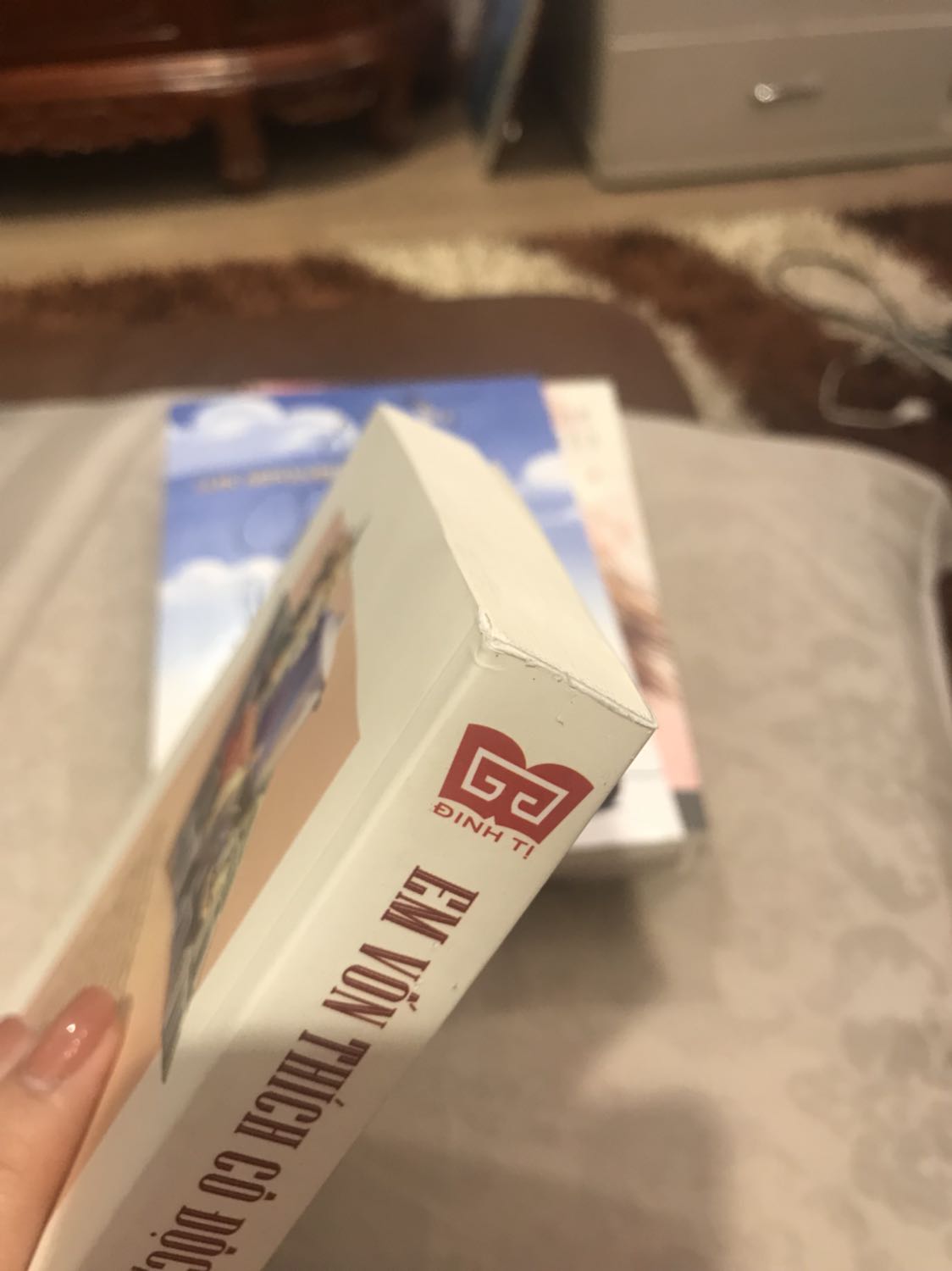 Đây là lần đầu tiên em mua sách trên tiki. Giao hàng nhanh và anh giao hàng thân thiện. Tuy nhiên khi em nhận sách cảm thấy rất thất vọng vì chất lượng sách. Ba quyền đều không có giấy bóng bọc bên ngoài, sách bám bụi, và mép sách bị nát.