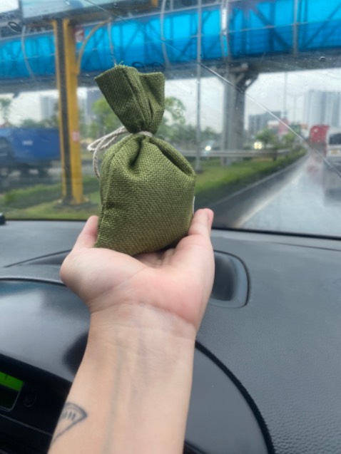 Sản phẩm khử mùi cực tốt. Mình để trong phòng ngủ một ít, nhà để quần áo và trên xe. Hút tất cả các mùi khó chịu, bí bách.