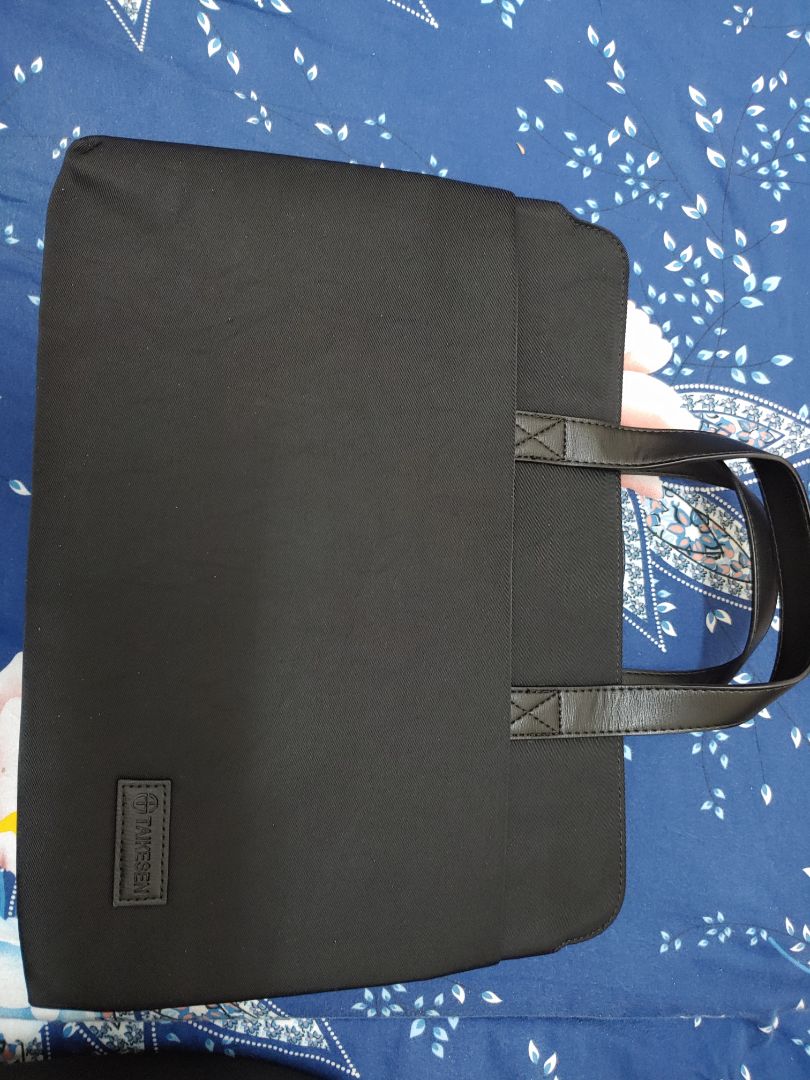 Túi có vẻ chắc chắc, gọn, nhẹ, nhiều ngăn, nếu có thêm quai đeo nữa là tuyệt vời!