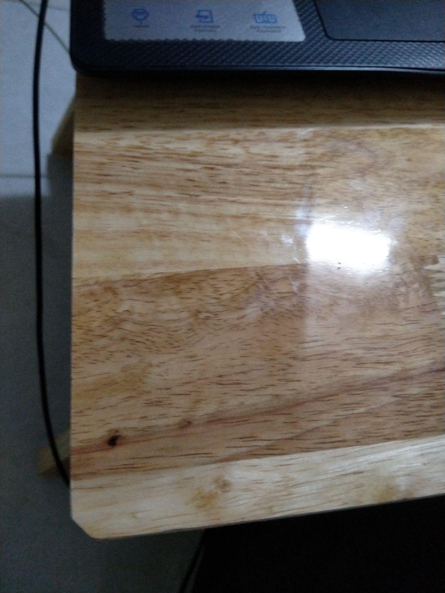 hàng ko giống mẫu. lỏng lẻo ko chắc chắn. ko đán mua. thà mua cái bàn xếp tiện lợi rẻ hơn thì đáng  hơn là mua cái tấm gỗ mà đống thêm 3 thanh gỗ bằng 6 con ốc cái gắn 2 cái chấn với 4 cái bulong 4 góc. hàng làm cho có chứ chất lượng chỉ có cái mặt chứ cái chân thì thôi bỏ đi