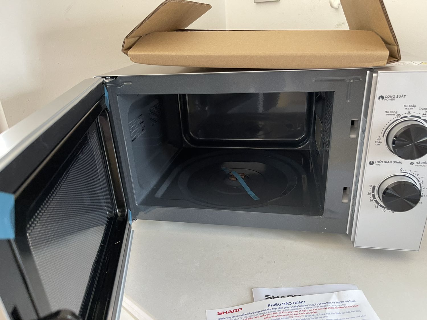 Hàng mới. Cửa mở nhẹ, ok. Mà có điều chạy hơi ồn một xíu. Mà chắc lò nào cũng chạy ồn như vậy. Tốt. Cũng đáng mua