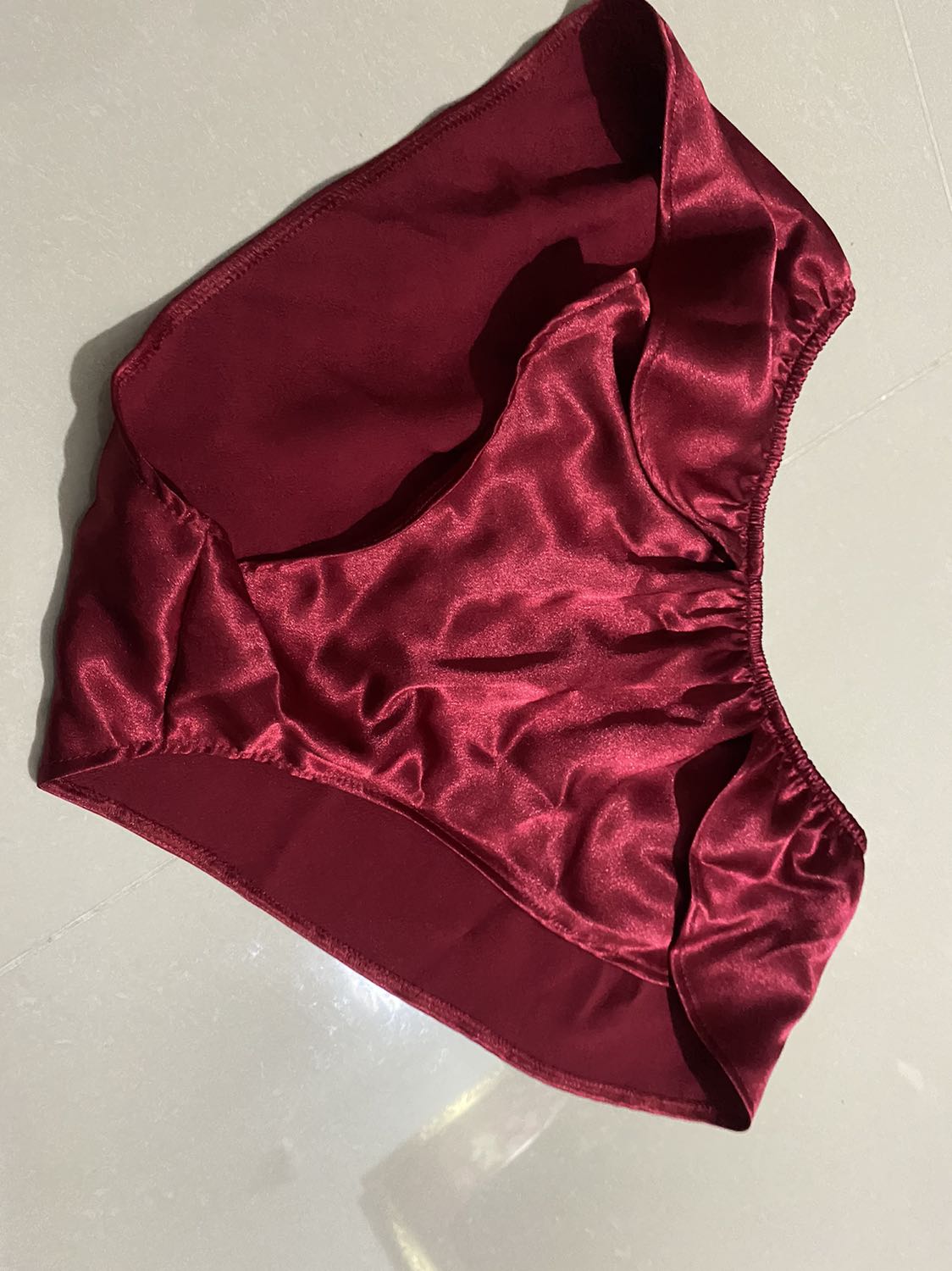 Nên mua nhỏ hơn 1-2 size vì khá rộng