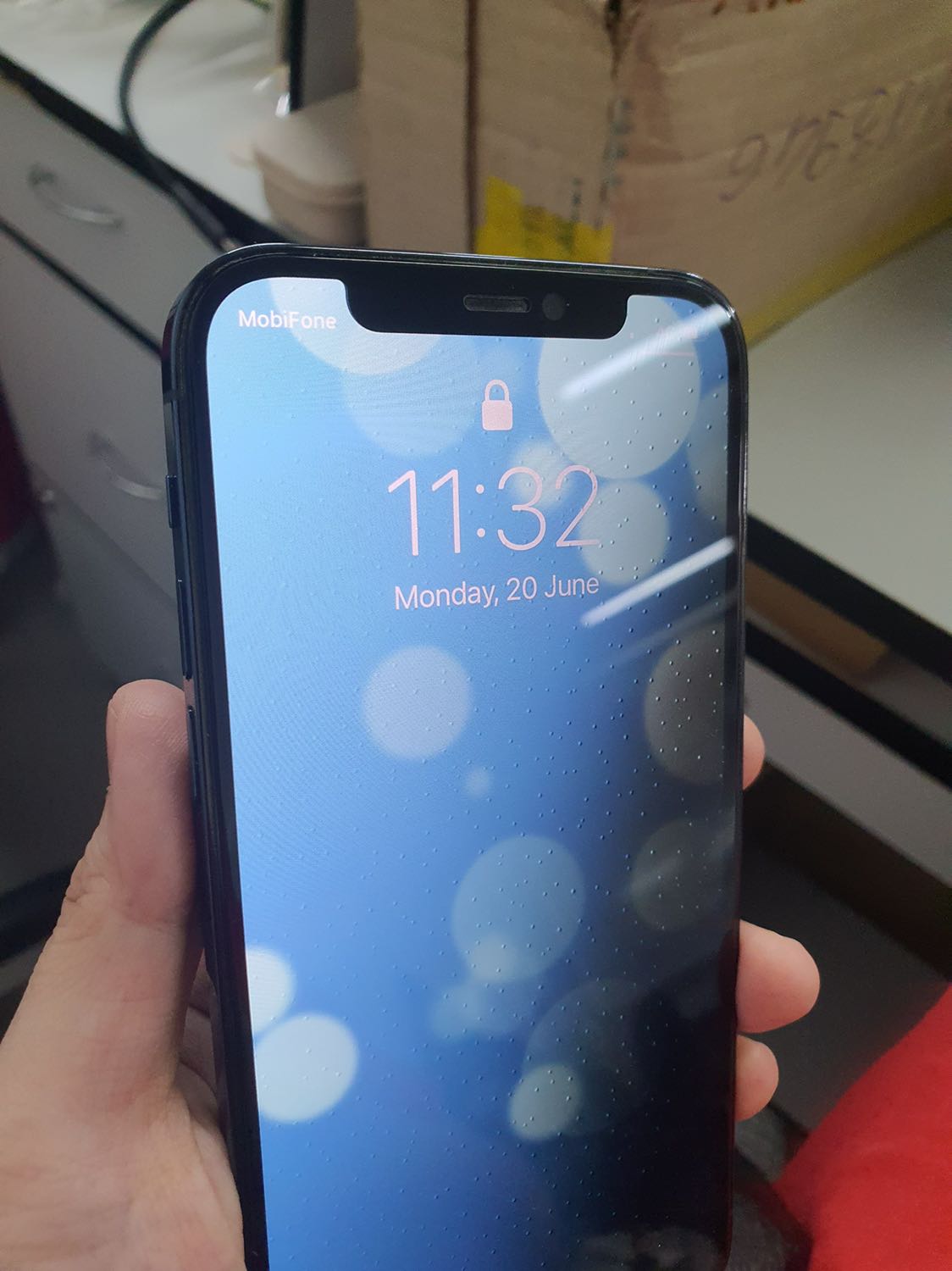 màn hình hiện lên nhiều chấm tròn (không phải bọt khí do dán kính) nên rất khó chịu mắt. Phí tiền.