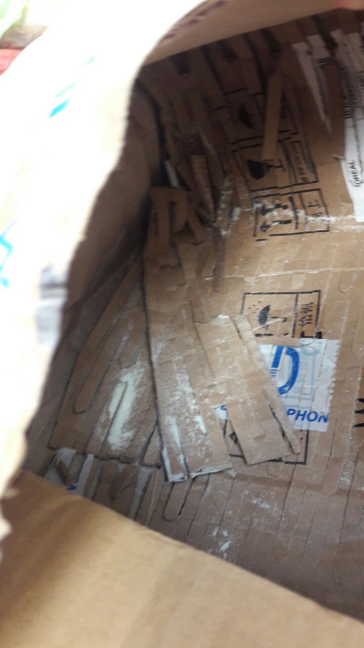 chiều qua nhận hàng ko dám mở sợ covid. sáng nay mở ra xem, thì *** sữa thấy móp , nắp thiếc bị hở, sữa bột bị đổ ra ngoài, hàng gì mùa covid làm sao dám uống, đề nghị tiki thu hồi hàng trả lại tiền.