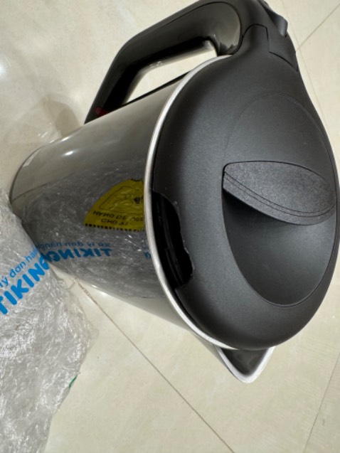 Hàng đóng gói cẩn thận, nhiều lớp bọc, vỏ hộp không móp méo nhưng một mảng nắp bình đã bị vỡ khi mở hộp. Có thể hàng đã bị vỡ trước khi đóng gói.