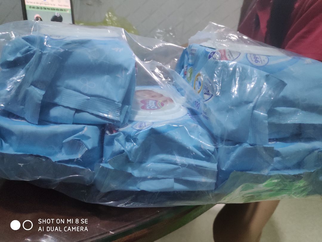 mua 6 gói mà giao có 5 gói, thất vọng khi mua kiti làm ăn *** quá mong kiti kiểm tra lại kĩ càng trước khi giao. lần đầu tiên thấy thất vọng quá. đáng 1 sao mà không được chọn 1 sao. đành vào app kiti đánh giá 1 sao vậy. lần sau chừa ko dám mua khăn giấy ở đây nữa. Mọi người cẩn thận bị như em nhé. thất vọng toàn tập