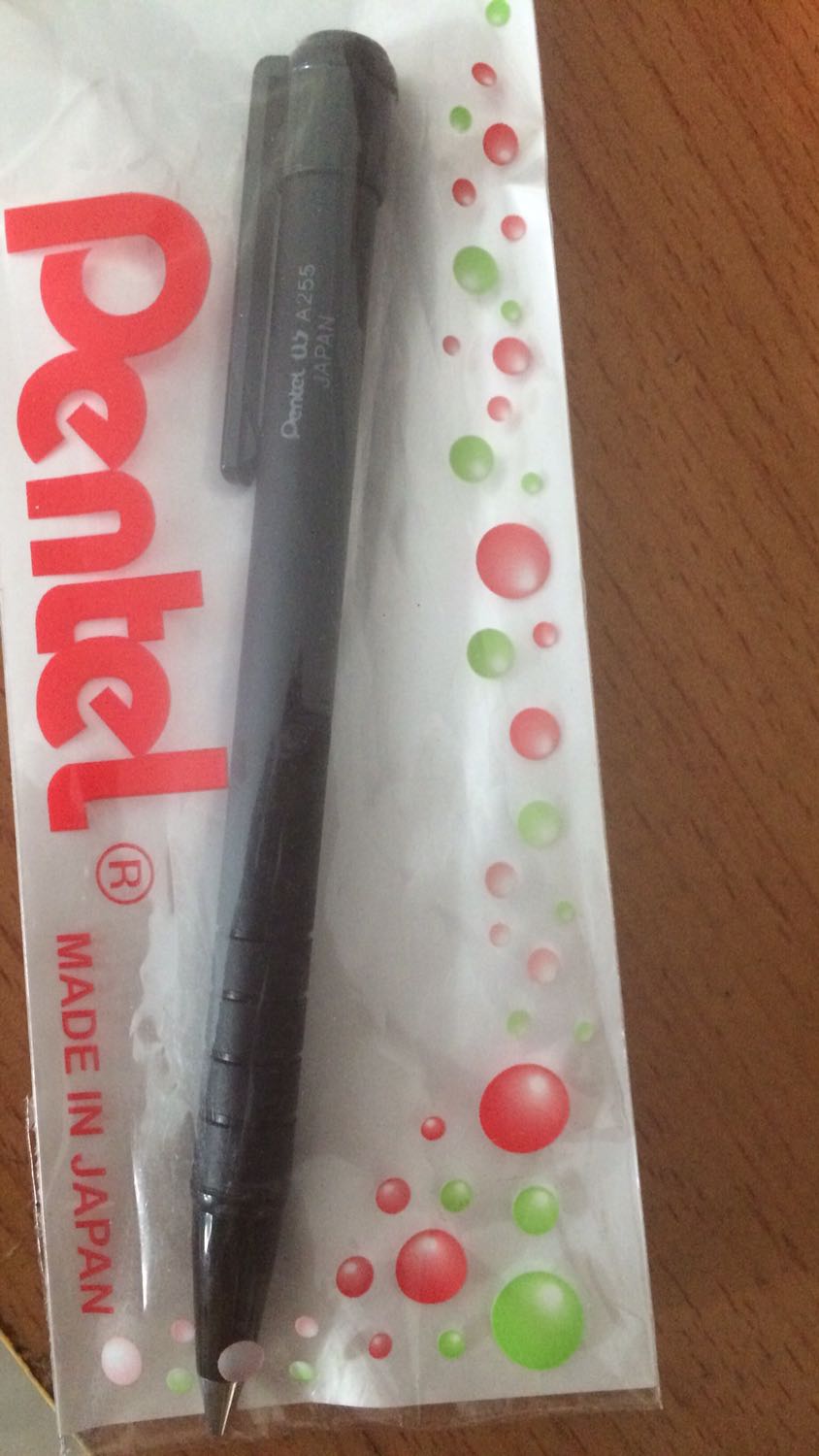 Viết chì bề ngoài đẹp, viết rất tốt, rơi xuống khó hư hại, không bị kẹt chì, cho chì vào rất dễ, ngòi viết có độ mềm mại và cứng chắc vừa phải làm viết rất linh hoạt, dễ sử dụng nhưng không bị cứng nhắc khiến chì ngòi bị gãy hay ngòi viết bị gãy, viết rất nhẹ, kiểu dáng và màu sắc tuy đơn giản mà đẹp, gôm tẩy sạch, giao hàng nhanh, đóng gói cẩn thận trong vỏ kính( như hình) và hộp. Viết chì bề ngoài đẹp, viết rất tốt, rơi xuống khó hư hại, không bị kẹt chì, cho chì vào rất dễ, ngòi viết có độ mềm mại và cứng chắc vừa phải làm viết rất linh hoạt, dễ sử dụng nhưng không bị cứng nhắc khiến chì ngòi bị gãy hay ngòi viết bị gãy, viết rất nhẹ, kiểu dáng và màu sắc tuy đơn giản mà đẹp, gôm tẩy sạch, giao hàng nhanh, đóng gói cẩn thận trong vỏ kính( như hình) và hộp.