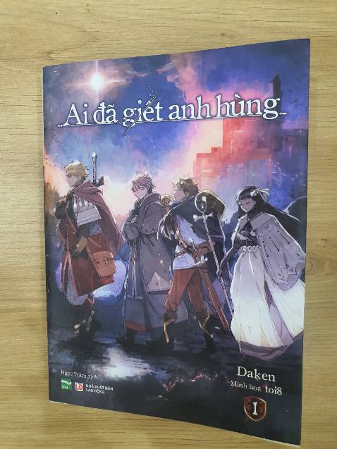 Sách đẹp, chữ in rõ nét, những trang có màu đẹp, sắc nét. 2 character card dùng như bookmark thì quá xịn luôn. Dù vậy vẫn có 1 tên chương bị đánh sai, không rõ có ẩn ý gì ở đây không @@
Bìa thật của sách được vẽ như một trang giấy sờn cũ - tạo cảm giác gắn liền như 1 quyển sách cũ được đọc nhiều lần, vừa gợi hình ảnh 1 "biên niên sử" như cốt truyện, vừa gợi cảm giác 1 cuốn sách như đã gắn bó với mình từ lâu, cảm giác như gặp lại người bạn cũ.
Cốt truyện quá tuyệt vời, cách sắp xếp chương nếu để ý kỹ sẽ thấy tác giả đã cài cắm "dấu ấn" của nhân vật chính ngay từ đầu. Ẩn ý này đọc đến chương của công chúa mới lộ ra, làm tôi phải quay lại điểm nhìn của tất cả các chương trước rồi mời trầm trồ thán phục.
Một tác phẩm quá hay, cả về phần nhìn và phần đọc!