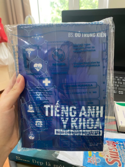 Thường xuyên xem các reels dạy từ vựng y khoa của bác sĩ Kiên và thấy rất thú vị, hữu ích nên biết ổng ra sách là mình phải mua ngay (dù không làm trong ngành y.)
+) Điểm cộng: bọc sách cẩn thận. Sách dày dặn, in đẹp, sắc nét. Nội dung được chia thành từng mục rõ ràng,  có hình minh họa, phần giải thích ý nghĩa tiền tố và hậu tố rất dễ ứng dụng, phần giải thích thuật ngữ y khoa dễ hiểu.
+) Điểm trừ:…không có.
Kết luận: Mình mới nhận sách về tay nên chỉ kịp ghi một vài đánh giá sơ bộ như vậy. Tuy nhiên, vẫn khuyên mọi người nên mua cuốn này nha. Đối với người trong ngành y thì không đến lượt mình khuyên mua cuốn này (haha), nhưng với những đứa ngoại đạo như mình chẳng hạn…Vừa học thêm tiếng Anh, vừa biết thêm một chút về y học cũng là một trải nghiệm thú vị.
Cảm ơn bác sĩ Kiên và team rất nhiều!!