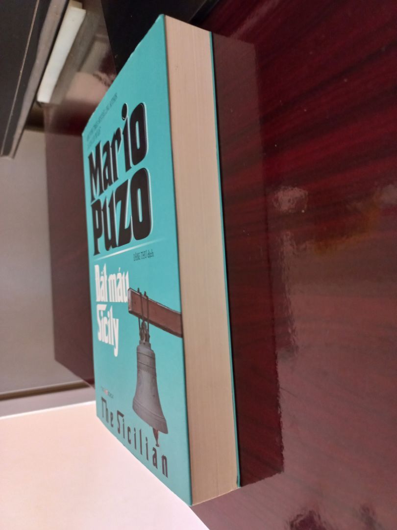 Tác phẩm của Mario Puzo luôn làm mình thấy hứng thú, những cái tên, những màu sắc và những câu truyện cuốn hút đến trang cuối cùng.
