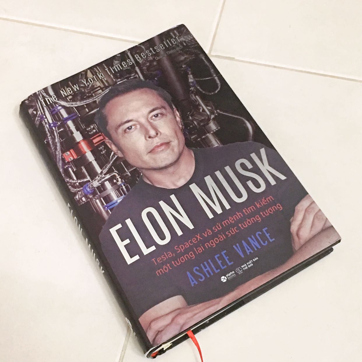 Elon Musk không đơn giản chỉ là người giàu nhất thế giới!

Một người thông minh, đọc cực kì nhiều sách, và đam mê vũ trụ từ bé. Hiện nay rất hiếm có CEO về công nghệ lại có lượng kiến thức về hàng không vũ trụ siêu đẳng như Musk. 

Mình học được từ Musk là anh ấy làm việc liên tục, học đúng với ngành mình thích, kiên trì với mục tiêu của mình dù có khi anh đã muốn phá sản. Cuộc đời của Musk mình nghĩ anh cũng đã nếm thử qua những thứ cay đắng nhất: ba mẹ ly dị, mất con, bị bệnh xém mất mạng, bị đồng nghiệp chơi xấu, bị bạn học đánh, xích mích với vợ đầu, có một tuổi thơ khắc nghiệt khi sống với cha. Tất cả đã tạo nên Musk ngày hôm nay

Musk không phải thông minh mà là quá thông minh, đôi khi phô trương, nhưng không bao giờ từ bỏ giấc mơ của mình. Anh biết bản thân cần làm gì để đạt được điều mình muốn, nếu có một vấn đề Musk chưa biết về tên lửa, Musk sẽ tuyển một kỹ sư giỏi nhất phỏng vấn, và âm thầm học những điều đó. Anh rất chịu khó tìm kiếm những người giỏi nhất trong lĩnh vực của họ và tuyển về cho công ty của mình và trực tiếp phỏng vấn họ kể cả người lao công

Cuốn sách có nhiều thuật ngữ về ngành hàng không, tên lửa nên mình phải đọc 2,3 lần mới có thể hiểu được. Nhưng nói chung là một cuốn sách rất hay! Mình rất hâm mộ Elon Musk , anh là một trong những CEO mình thích nhất! 

Cuối cùng, sách dày, nặng, bìa sách đẹp, bọc bên trong là cuốn sách theo style tối giản. Đọc xong có thể làm decor góc tủ cũng đẹp