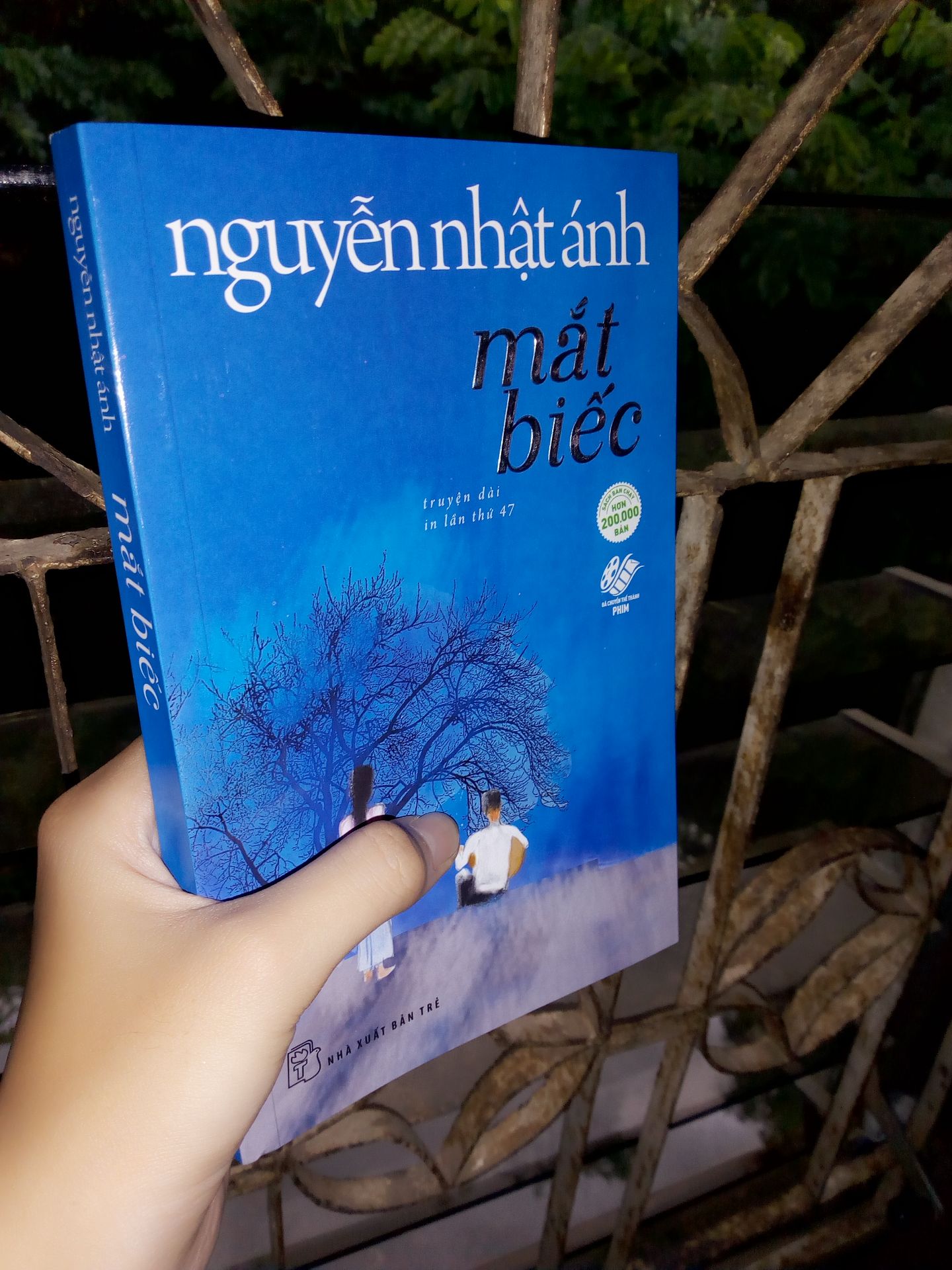 Lần đầu tiên mình đọc tác phẩm của chú Nguyễn Nhật Ánh, nhà văn của tuổi thơ thật đấy. Mình như được hiểu thêm về cuộc sống và tuổi thơ của thế hệ 8x, 9x. Cuộc sống đáng để đọc khi bạn muốn gợi lại cảm xúc, làm đẹp tâm hồn mình nhé❤️