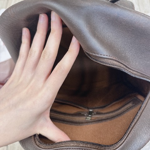 Chất da mềm mại không cứng như mấy loại khác thương hiệu này gđ mình dùng lâu rồi okila lắm