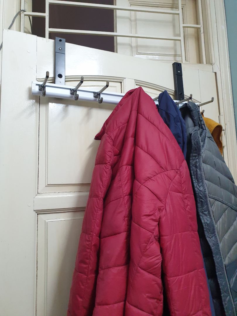 Móc chắc chắn khá xịn sò. có đệm đề phù hợp với các loại cửa dày mỏng khác nhau. Nói chung