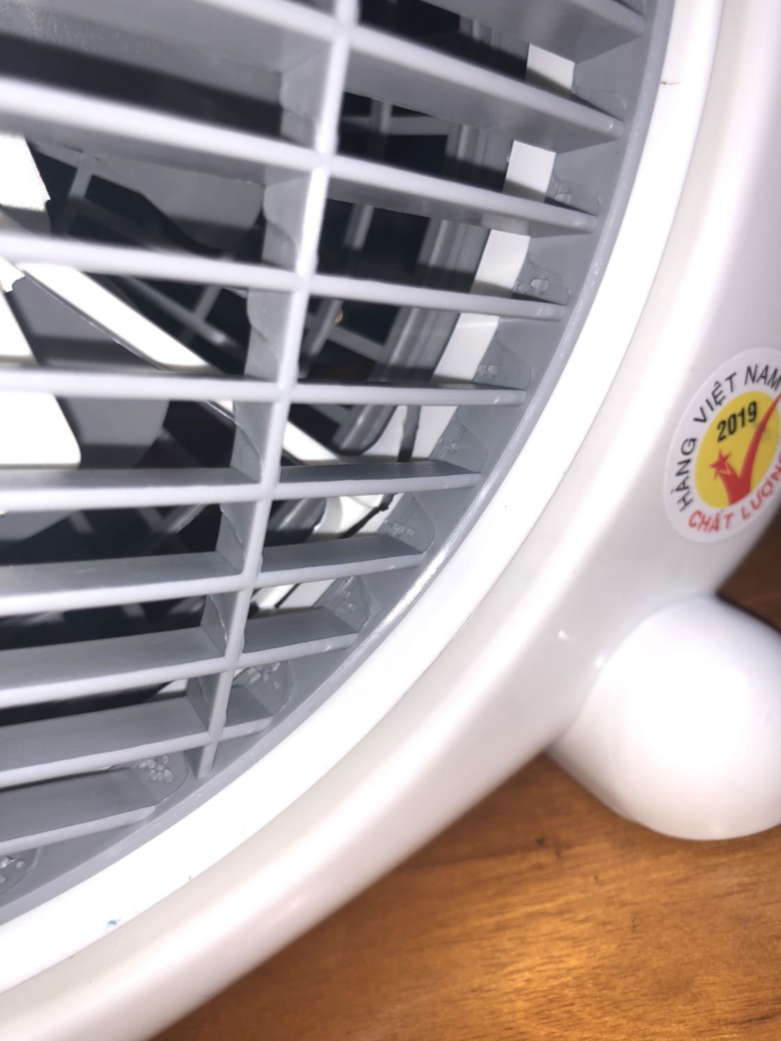 Khi mua hàng về quạt giao hàng mở ra bị vỡ, khi chạy thì kêu tè tè, phát tiếng ồn. Tôi quá thất vọng!!