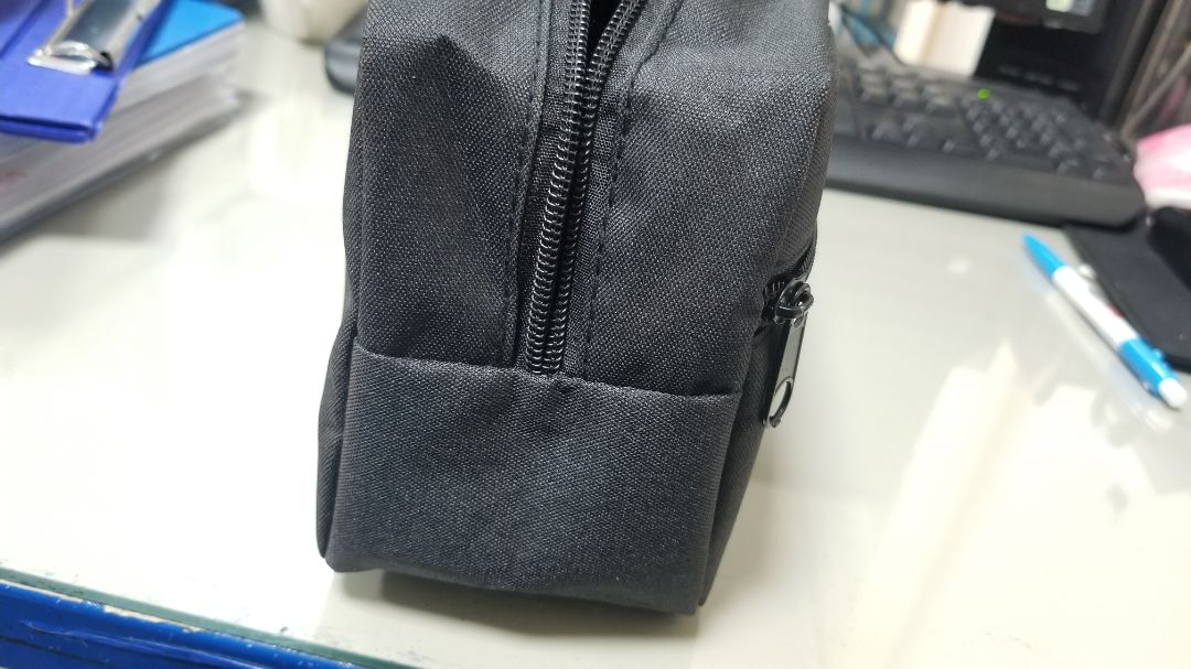 Sản phẩm có 2 lớp, có lớp xốp may lót trong 2 mặt túi, đường may kỹ. Túi dạng hộp đứng chắc chắn, cỡ 18x9x13 cm, đựng được nhiều đồ nhỏ như mỹ phẩm tiện lợi khi đi du lịch.