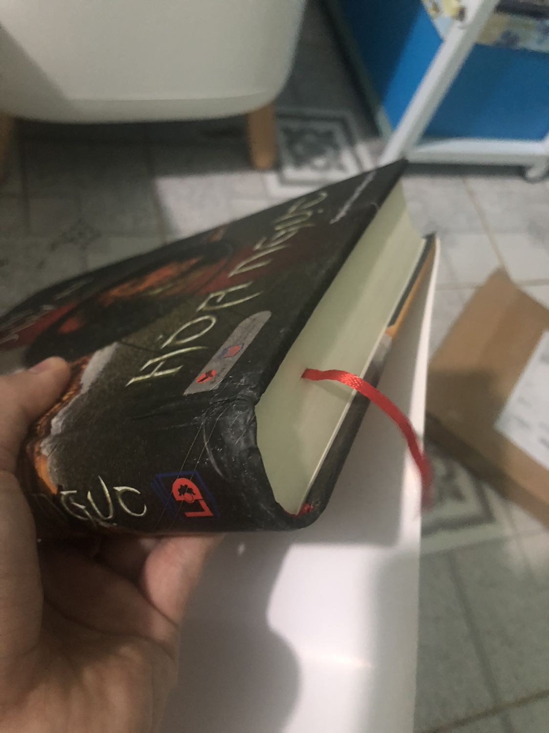 Nhà bán bán sách cũ? Sách nhận về bị dập gáy, nhăn, móp mà vẫn bán theo giá bìa như sách mới? 

Tiki giao hàng nhanh.