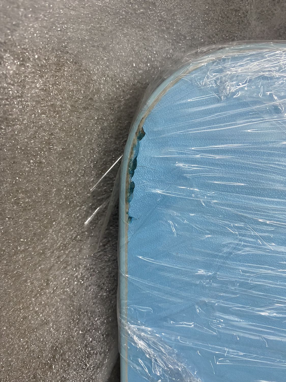 Hình như càng ngày khẩu kiểm duyệt của tiki làm ăn càng vớ vẩn hay sao ấy ta. biết bao lần rồi. lần gần nhất là cái kéo mua về cắt giấy còn k đc. lần này thì giao hàng nè. nhìn coi. :))) 
Đã k bán thì thôi, bán cho nó đàng hoàng chút. kiểu còn hàng gì thì bán hàng đó hả trời. bởi vậy có bao giờ dám mua hàng gí trị trên này. mua về công đổi bằng công mua.