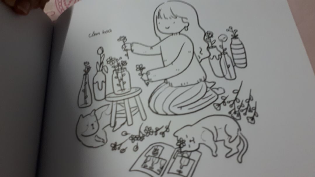 giấy rất dày xịn sò. Hình vẽ cute hột me rất hợp với những bạn iu sự dễ thương. tô bút sáp bút chì ko đc nhé mn bút lông thì tô lên màu đc nhưng cũng ko đều màu cho lắm. nói chug hàng rẻ mà đẹp :) . mong là sẽ có nhiều quyển sách hay như vầy. 96 trang ko biết tô khi nào mới hết ^^
