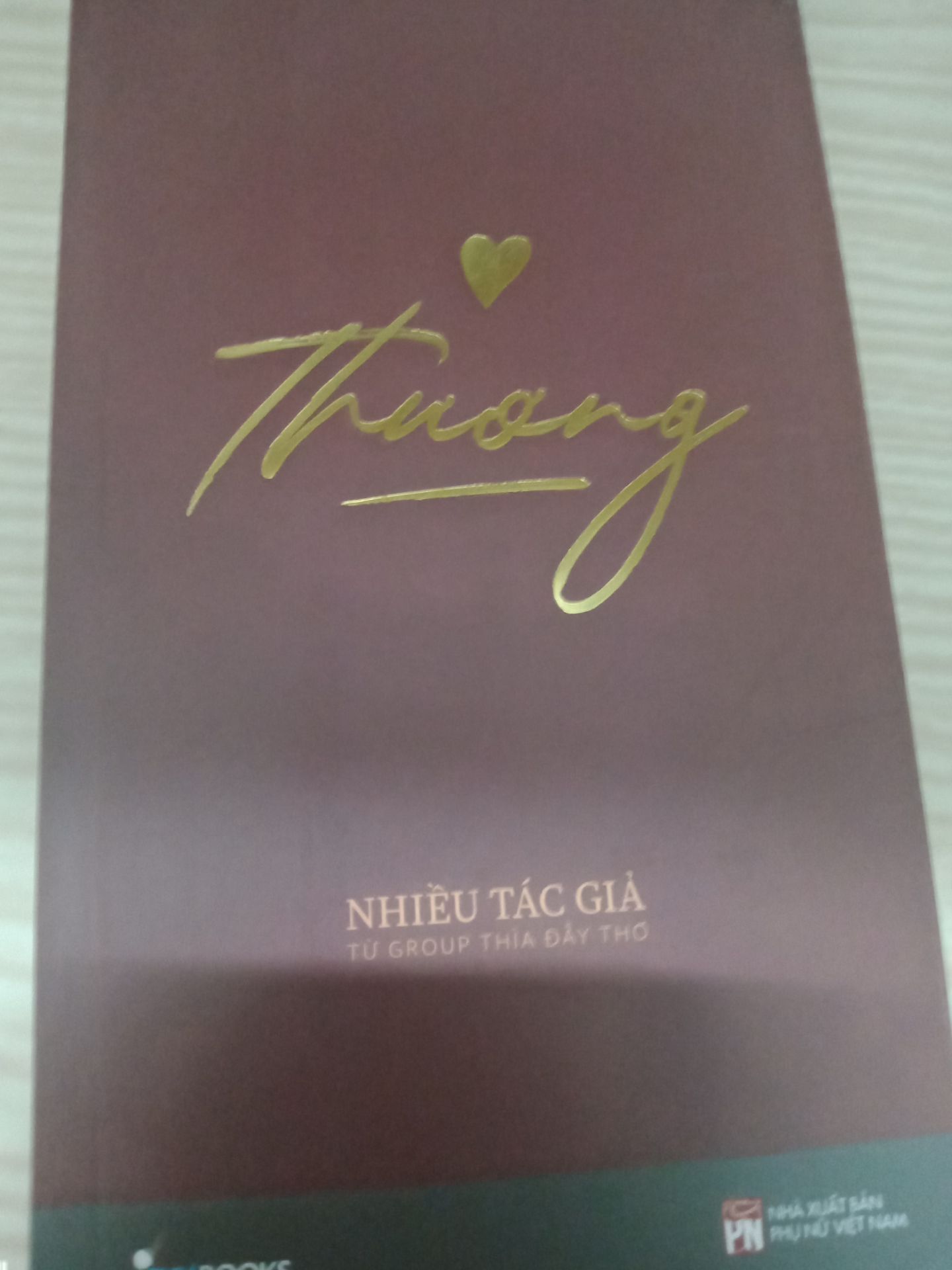 sách về cũng ổn. cao 17cm rộng 10cm dày 1cm. dù là lần đầu nhưng mình khá tin tưởng khi đặt tiki. nhưng yêu cầu lần sau tiki có gói sách thì làm ơn bao thêm cái bao bóng (hình ở cmt) chứ có cái mép sách nó bị sứt ra và mình ko muốn tình trạng đó 1 lần nữa nhé. ngoài ra sách trong còn bị nhăn bẩn mất chục trang tình trạng tệ vậy. mình muốn đổi trả ngay😠