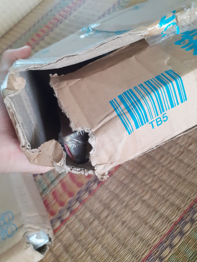 🥺 Đóng gói không thể sơ sài hơn, cái hộp nát không thể nát hơn. Hy vọng tiki sẽ có thêm nhiều hộp có kích thước đa dạng hơn hoặc/và có thêm giấy, bọc chống sốc để đóng gói sp.
Về cuốn HP này: khổ cực to, bìa cứng, in màu siêu xịn, nhưng bị móp hết 1 góc do vận chuyển rồi 😭