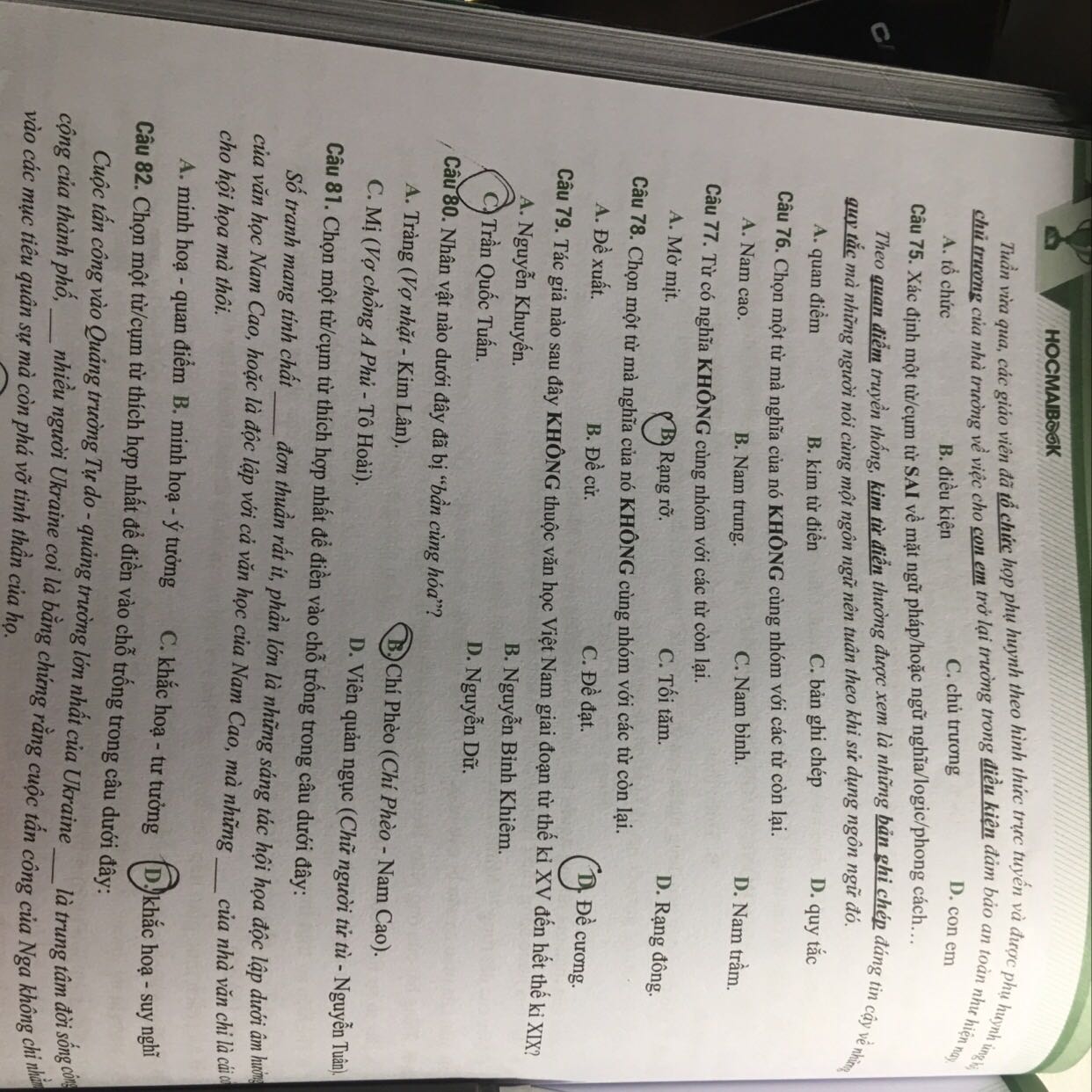 Chất lượng sách ban đầu nhìn thì có vẻ ok nhưng phải bắt đầu làm thì mới thấy. Nhiều khi em phải tự hỏi là liệu rằng mình có mua phải sách lậu hay không? Đáp án 1 đằng giải thích một kiểu, không biết đâu mà lần. Điển hình là câu 77, 107, 109 đề 1 còn những câu khác, đề khác do chưa làm đến nên em cũng không rõ 🙃
Thực sự quá là thất vọng luôn, bỏ tiền ra mua sách về luyện thi ai ngờ lại mua phải sách dỏm :))