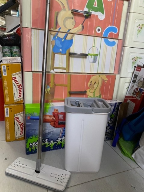 Rất đẹp, chắc chắn, rất dễ tháo lắp cây ( chỉ cần vặn vào thôi) muốn tháo ra chỉ cần vặn ra, tiện dụng khi mang đi xa luôn, sản phẩm gọn, nhẹ và dễ lau chùi mọi ngốc ngách trong nhà và lau trần nhà nhẹ, dễ dàng không mỏi tay, cảm ơn shop vì sp tiện lợi, giá cả hợp lý!!!!