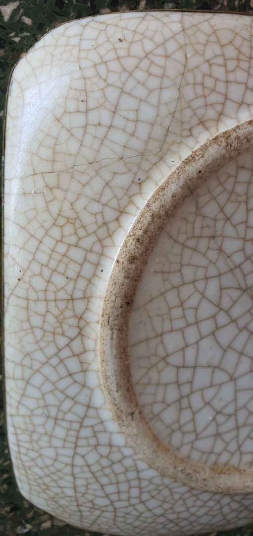 đĩa lớn lót bình trà bị bể và dán lại bằng keo. ko đẹp và nét như hình. hàng cũ.