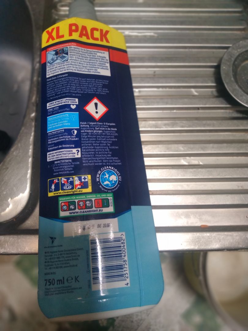 mua loại 800ml nhưng shop gửi loại 750ml,và dán giấy đè lên để che . Nước làm bóng thì trong vắt như nước lã,không màu,không có đọi bóng ,nhờn  ,nên mình thắc mắc không biết có phải là đúng dịch làm bóng phá loãng hay hoàn toàn bằng nước lã .Một điều thắc mắc nữa là mình đặt mua của siêu thị Việt Đức nhưng chai đựng dầu bóng lại dán nhãn siêu thị hanoimart .Thất vọng và mất niềm tin vào shop siêu thị Việt Đức.