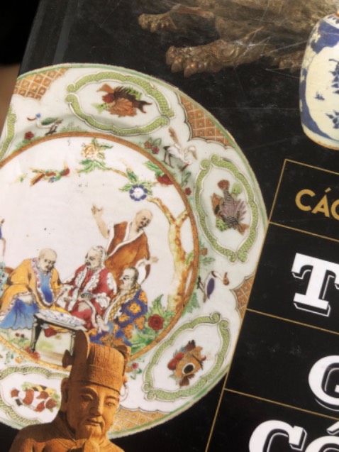 Sách hơi bị trầy nhẹ, và có dính dơ một xíu