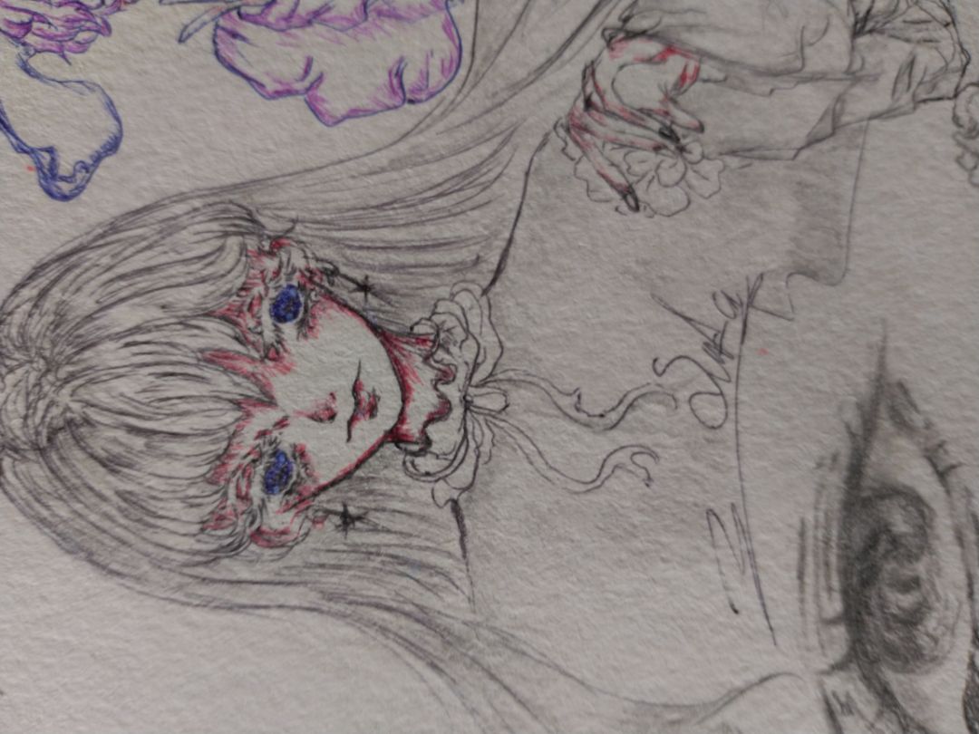 lên bút bi khá là ổn , còn nếu tô mực thì chỉ nên tô một lớp màu thôi không sẽ bị lem và in màu