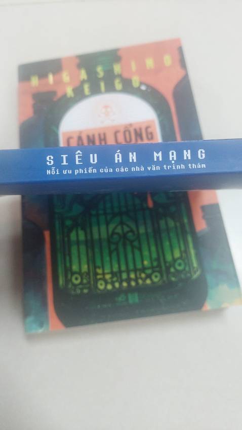 8 truyện ngắn và siêu ngắn với thủ pháp kể chuyện tự trào của Higashino Keigo là sự châm biếm hài ước với nghề viết văn trinh thám cũng như công nghệ xuất bản bản.