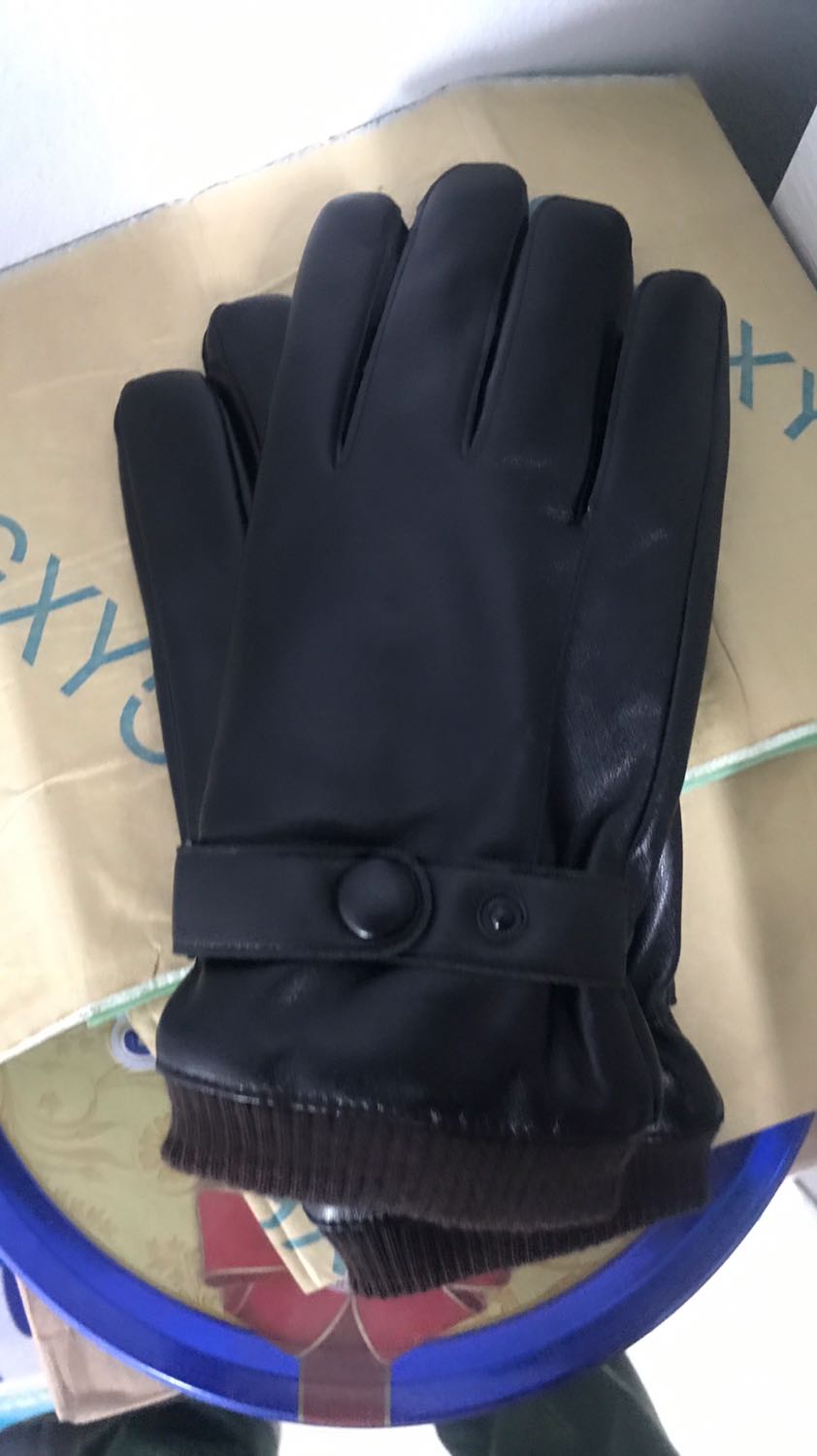Găng tay da quá chất luôn. Chắc chắn, độ co giãn cao. Lớp nhung lông bên trong tạo cảm giác đeo bó sát từng ngón, rất ấm vào không có cám giác bị vướng bỏi các mép da thừa. Dùng quá là ok luôn. Sản phẩm đáng mua.