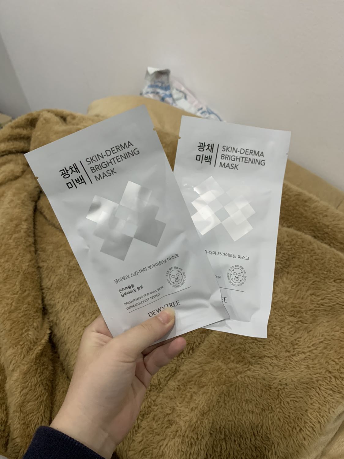 Mua về dùng thử mà mask đắp mát dã man. Shop đóng gói cẩn thận giao hàng nhanh lắm ạ. Sẽ ủng hộ shop dài dài 🥰