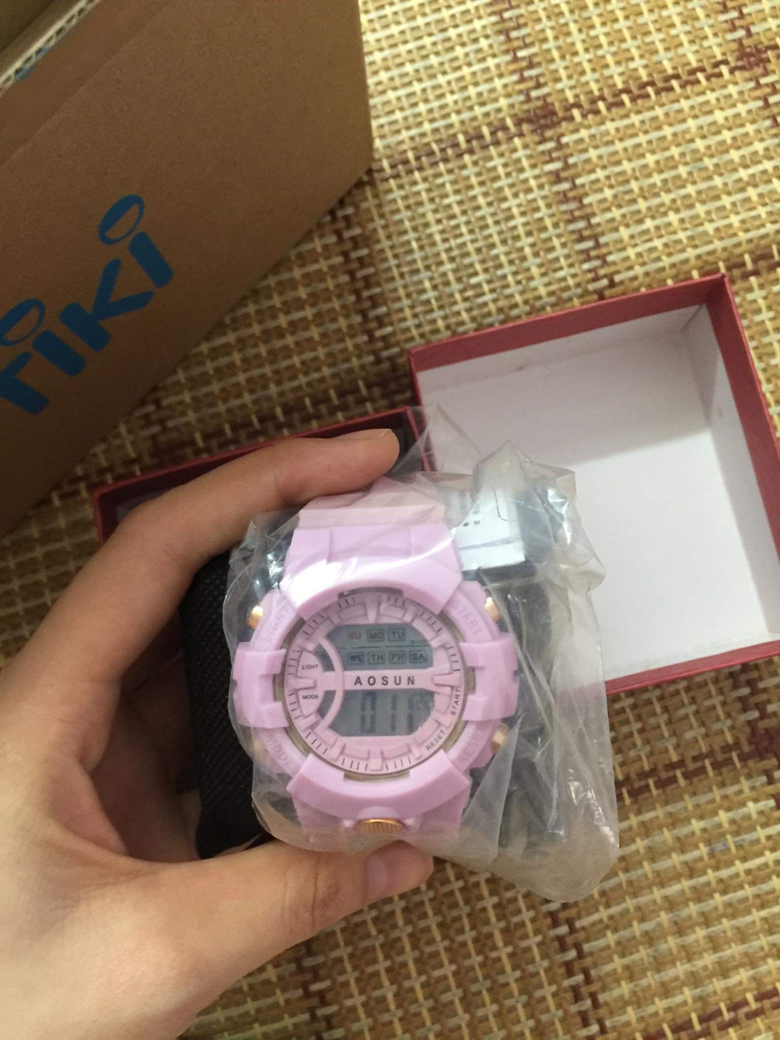 Đóng gói sản phẩm ok lắm, hộp tiki đẹp, bên trong còn có hộp đồng hồ riêng .shipper giao hàng cũng nhanh. đồng hồ mình chọn màu hồng đeo lên nhìn sáng da lắm??.nhận được mở ra vui hết sức nên mình chụp lên review liền nè. Tiki không bao giờ làm mình thất vọng