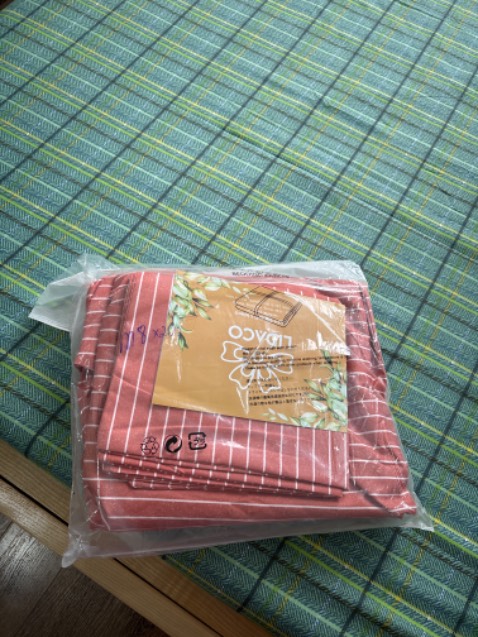 Shop giao sai mẫu và đã hỗ trợ mình đổi lại đúng mẫu. Hàng đẹp nha mn. Đệm 7cm nhưng m mua loại 20cm để ko bị xê dịch, chất vải thì ko rõ loại gì nhưng cũng ok