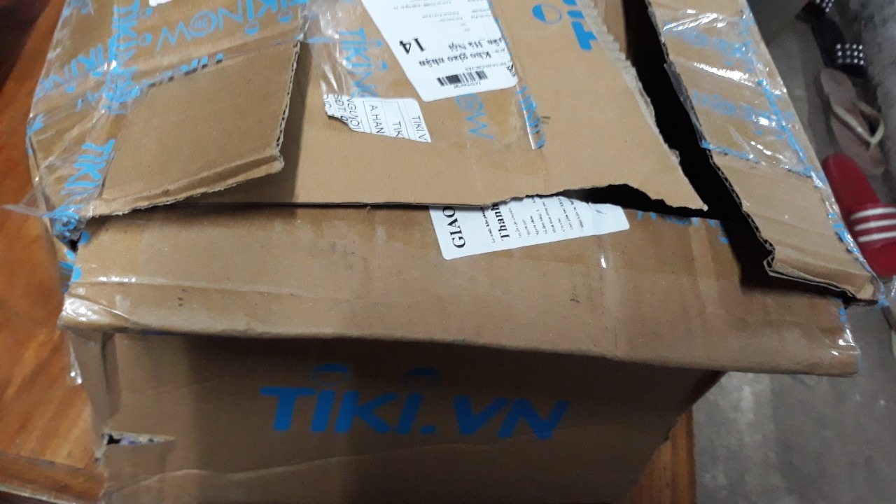 Giấy Bìa Thái Trắng A4 .Shop cho tôi trả hàng nhé  .  bìa thái trắng mà k o trắng gì hế t
ko trắng bằng tờ in thường Doubler  A4 thông thường  tôi mua cùng đơn này .
giấy rất gọn và ít - cùng với mấy kẹp file mà sop giao cho bên chuyển đồ kồng kềnh  giao 
họ ẩu bó đồ lung tung nát bét  cả thùng đồ , làm nát cả giấy bên trong  .
Thông thường các bạn giao hàng thường bên ti ki giao hộp đồ còn nguyên ko 1 vết xước nhỏ.