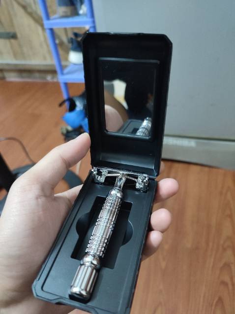 Cạo sát, êm, dễ vệ sinh, hộp đựng hơi a đuồi nhưng mà tạm chấp nhận được