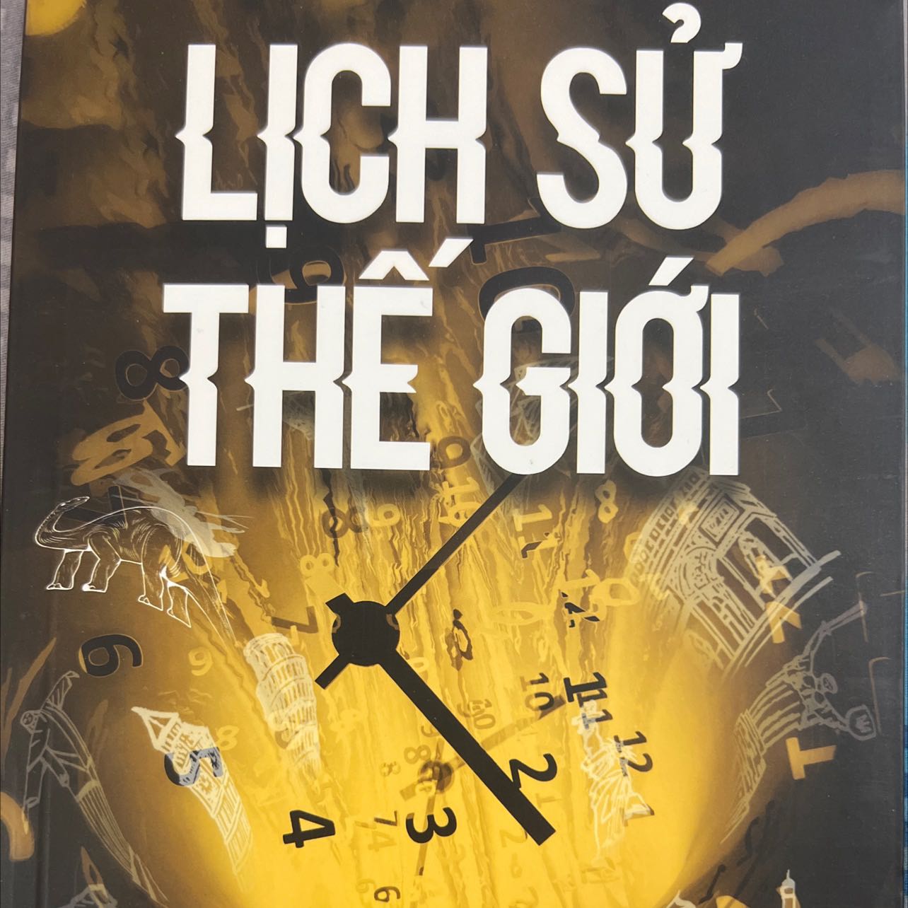 Quyển sách lịch sử thế giới này mình đã trông đợi từ lâu, hôm nay thấy sale là đặt luôn. Tiki giao hàng rata nhanh, đặt từ sáng mà đến trưa đã được nhận. Sách rất đẹp, nội dung xem qua thấy hấp dẫn.