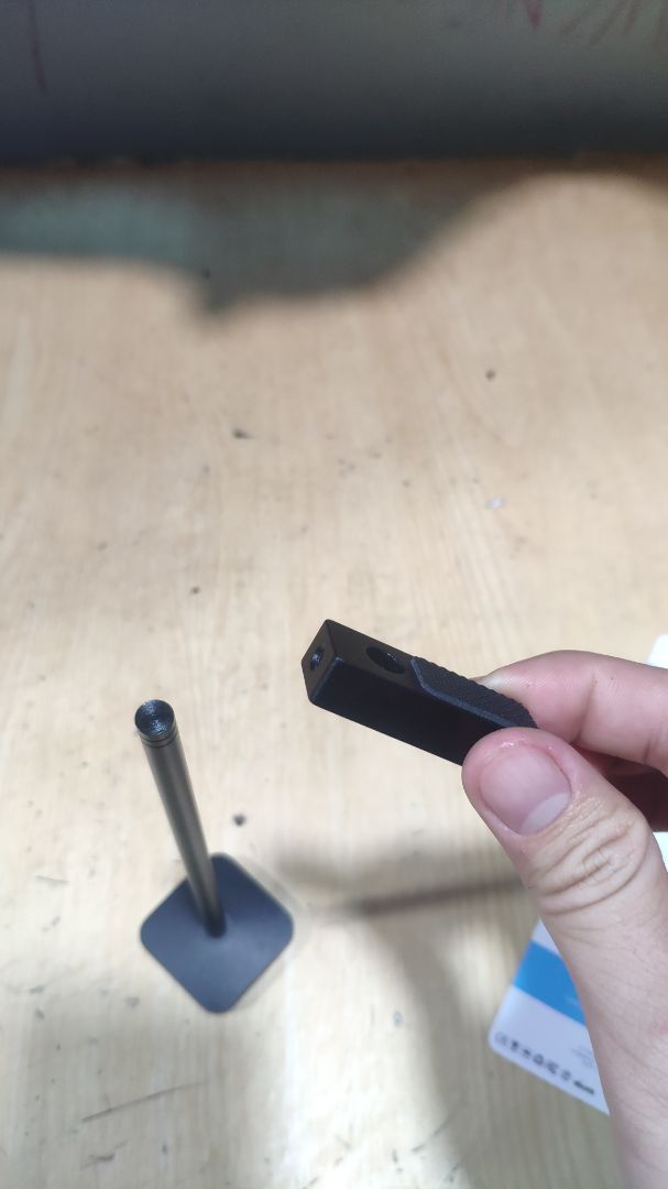 giao hàng thiếu 1 con ốc thì dùng kiểu gì, tron khi hộp sản phẩm bị thủng 1 lỗ từ trước, cái này là biết sp bị thiếu rồi mà vẫn gửi cho khách