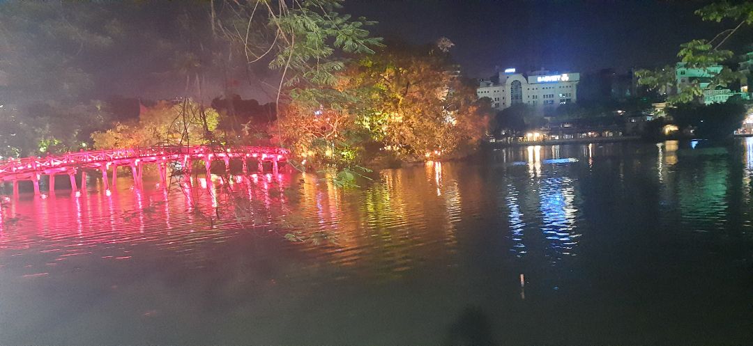 Tiki giao nhanh. hàng đúng như hình mô tả, chất lượng âm thanh nghe ổn so với tầm giá này. Dây nối từ tai nghe tới thiết bị cảm thấy không chắc chắn. Loa hơi nhỏ khi cắm vào máy tính để max volume vẫn nghe thấy tiêng nhạc bên ngoài. 
=> giá này mua được. Mong là sẽ dùng được đến hết bảo hành thì hỏng là ok rồi.