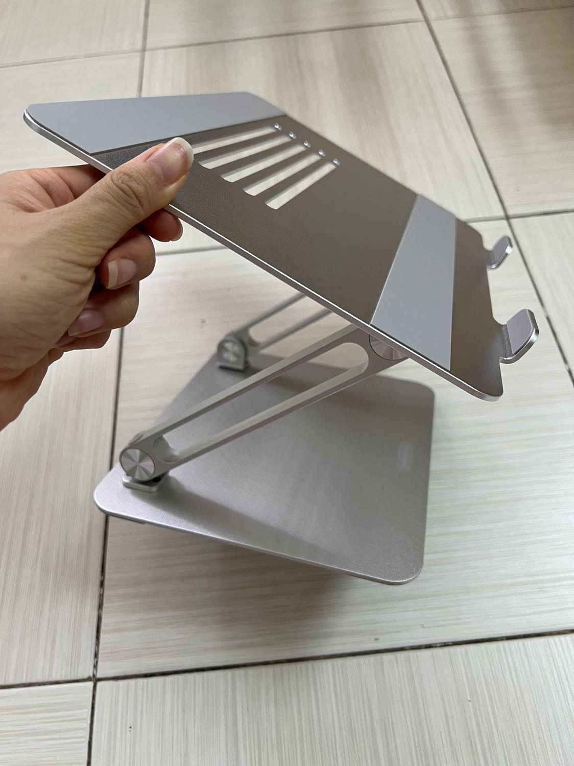 Rất chắc chắn, hơi nặng.