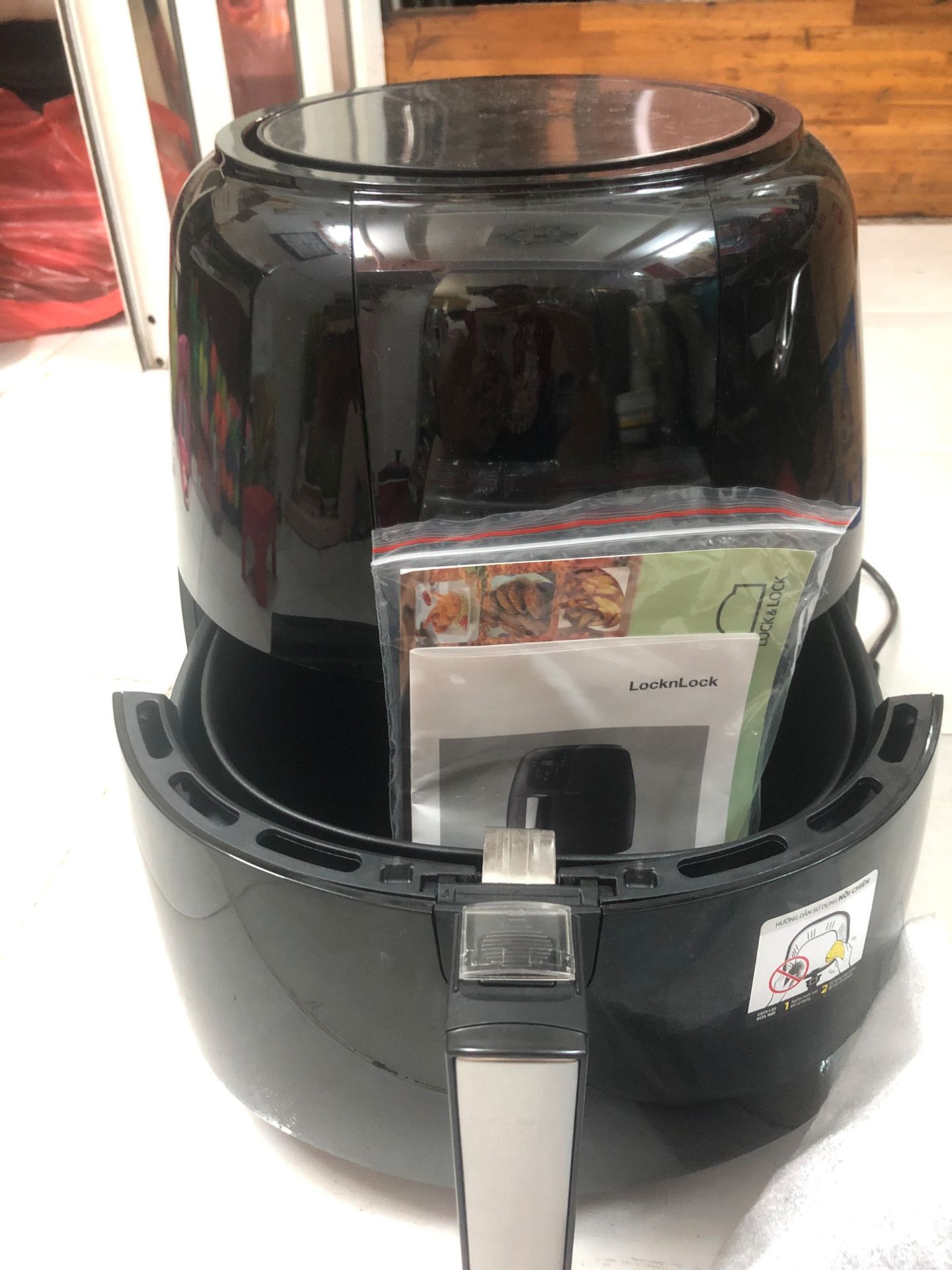 Rất hài lòng.sp đẹp .dao hàng nhanh.đăc biệt giảm được lượng dầu mở hơn nhiều so với cách xào nấu  truyền thống. Để đảm bảo sk con người mình khuyên mọi ng nên tập làm quen và sư dụng pphap này. Trong những lần sư dụng chưa quen chúng ta thường hay bị cháy như sườn nướng hay củ quả vv..là do mình sử dụng nhiệt cao và tgian chiên trên 10p thì dể bi cháy thưc ăn.theo đó khi sdung chưa quen.chúng ta chiên ơ nhiệt độ thấp 140c +t gian ngắn và cứ chiện lặp lại ít lần là thức ăn rất ngon.xin cảm ơn mn