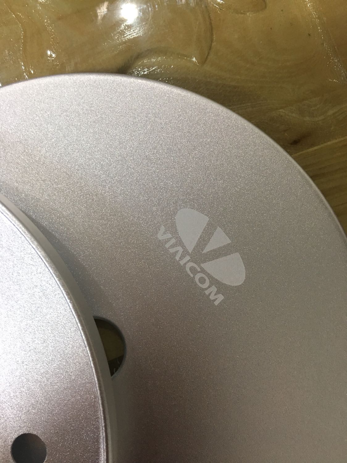 Được chị người quen giới thiệu mua máy VIAICOM V6 này. Thấy chị ấy khen nhiều nhưng mình chưa tin. Hnay nhận được hàng của tiki gửi thấy ưng thực sự luôn. 
?Về kiểu dáng : đẹp, đơn giản mà sang trọng
?Màu sắc: Xanh trang nhã, mát mắt
?Về bao bì đóng gói: thùng cotton chắc chắn, có xốp bảo vệ trên dưới rất chắc chắn và chuyên nghiệp.
❤️Còn có cả mã vạch xác minh sản phẩm nữa cơ. Hihi. Yên tâm luôn.
❤️Ưng cả bên ngoài lẫn bên trong luôn. 
?Khay xếp tỏi sang sịn cực kỳ. Nhìn khôn và sáng lắm mọi người ạ. Không như một số khay của các dòng máy khác xỉn và mỏng.
Khay của máy Viaicom này dày dặn và đẹp mê ly luôn. ?các khay còn được đánh số nữa chứ. K lo bị xếp nhầm khay. Máy này có tận 4 khay xếp tỏi cơ đấy. 
Nói chung là ưng cái bụng. Máy nhận được còn đẹp hơn cả trên web. ?
Mình sẽ làm thử tỏi và gửi feedback lên khi làm xong ạ. 
Sẽ ủng hộ VIAICOM dài dài nếu tỏi làm ra ngon.?