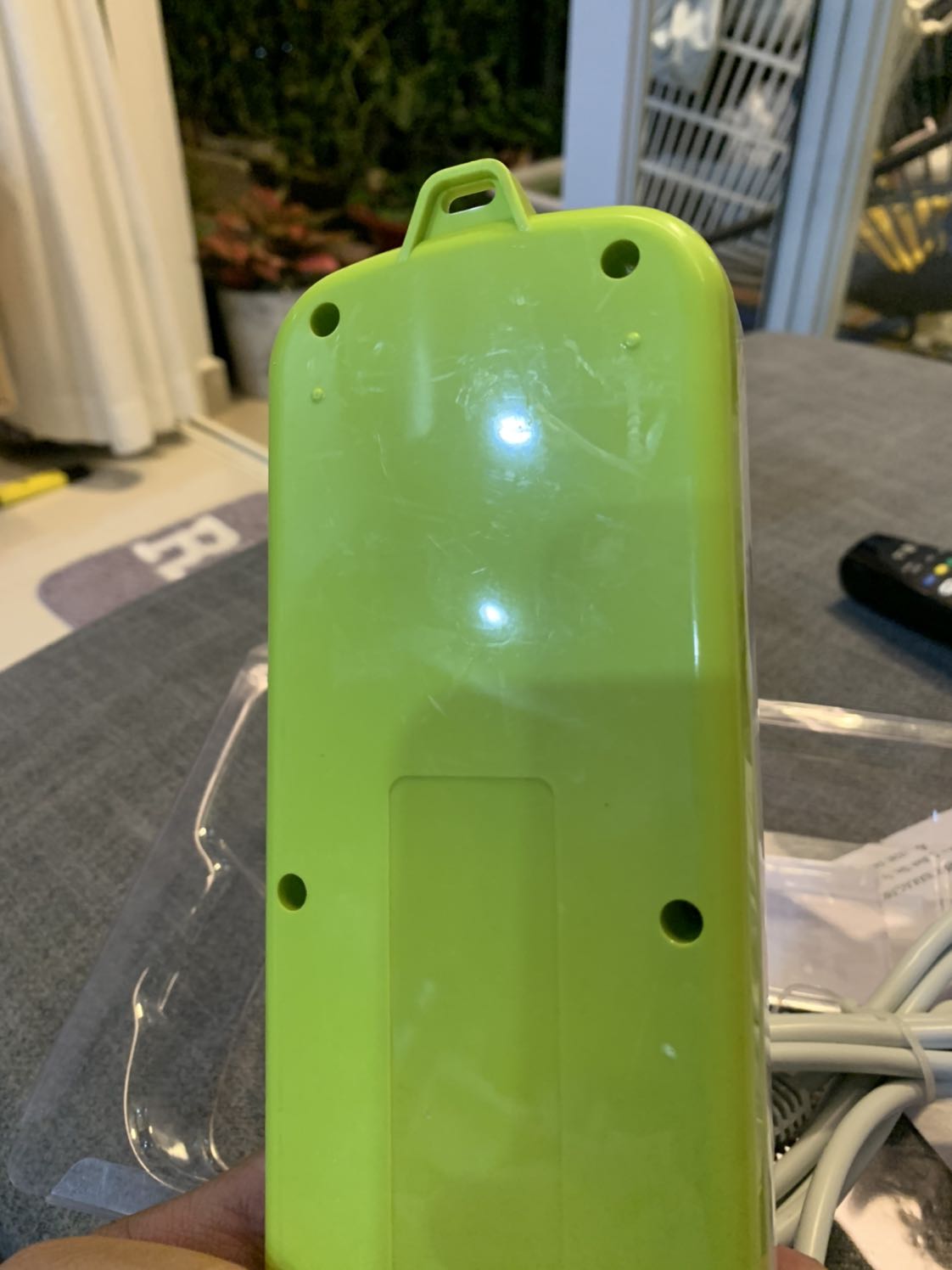 Nhìn hình nhé Tiki, hàng giao sáng nay, đi làm về mở hộp ra thì hỡi ôi, mặt trên trầy vài vết còn mặt dưới thì trầy be bét, ko thể chấp nhận được. Đề nghị tiki đổi sản phẩm mới cho tôi. Lần đầu tiên gặp trường hợp như thế này